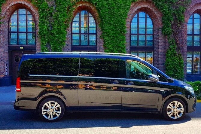 Airport Limousine Transfer: Stockholm City to Arlanda Airport 1-7 Passengers - Pickup with meet-and-greet: the real time-saver