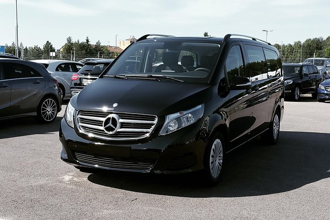 Airport Limousine Transfer: Stockholm City to Arlanda Airport 1-7 Passengers - Inside the car: comfort features you’ll actually use