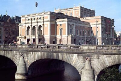 Hop-On Hop-Off Bus and Boat Ticket in Stockholm - Entering the loop: Strömgatan 6 and the Royal Palace area