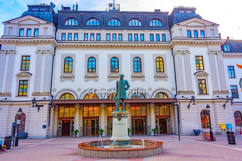 Stockholm: Modern City Walking Tour with Local Guide - Passing government offices and strolling Queen Street