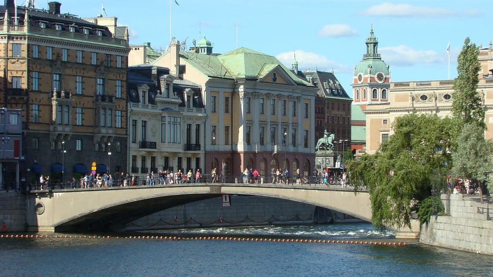 Stockholm: Old Town Walking Tour and the Vasa Museum - The Old Town start: Lake Mälaren views and quick orientation