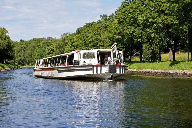 Stockholm Royal Djurgården Boat Tour - Passing Fjäderholmarna: Small Island Clusters, Big Atmosphere