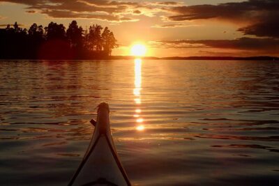 Sunset kayak tour with fika on Stockholms lakeside - Your evening start: paddling the water north of Stockholm